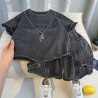 Ensemble t-shirt et short en denim.