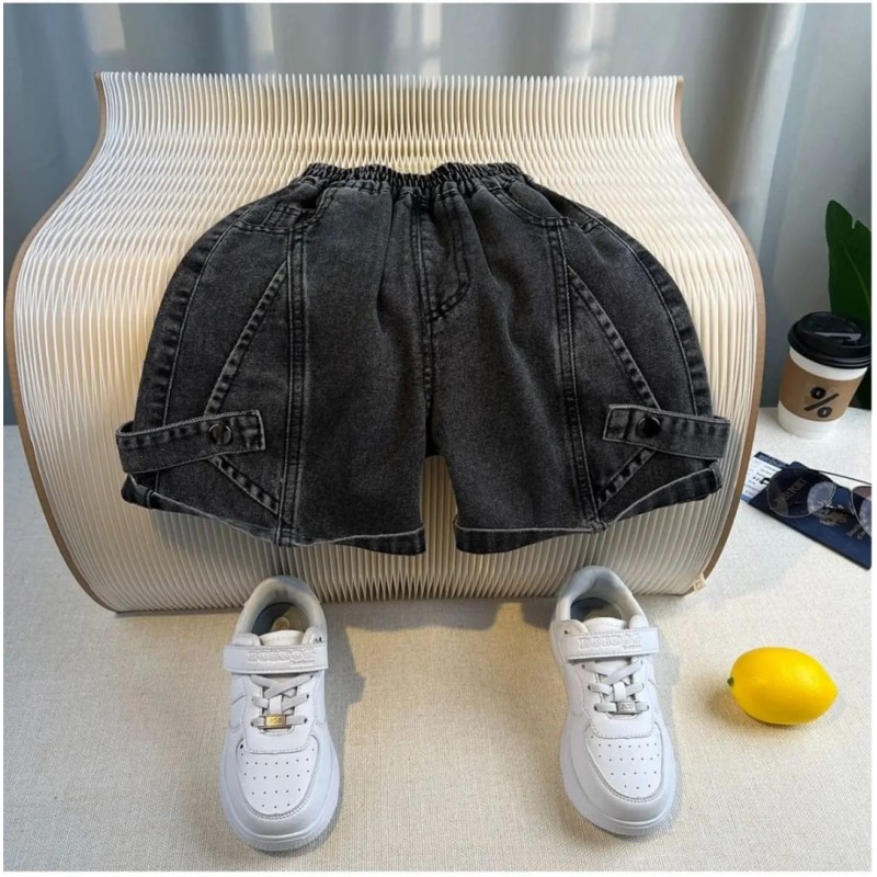 Ensemble t-shirt et short en denim.
