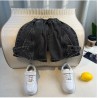 Ensemble t-shirt et short en denim.