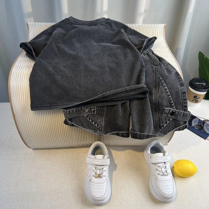 Ensemble t-shirt et short en denim.
