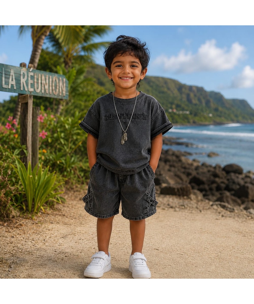 Ensemble t-shirt et short en denim.